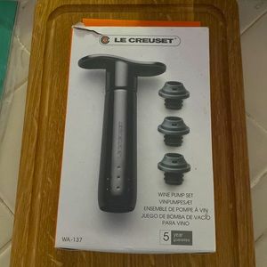 Le Creuset wine pump set